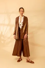 Blazer color beige con lurex, de corte clásico y solapas de muesca.