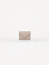 Billetera pequeña color visón, con solapa y cierre a presión. Diseño acolchado con pespuntes en forma de V y logo metálico con forma de labios.