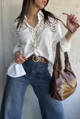 Camisa blanca de lino con detalles de encaje en los hombros y mangas 3/4.