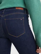 Jeans de corte skinny color azul oscuro, con cintura alta y cinco bolsillos.