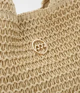 Bolso playero tipo tote bag confeccionado en paja color beige, con asas de mano de cuero sintético trenzado color marrón.