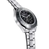 Reloj de acero inoxidable con esfera negra iridiscente, marcadores de cristal y bisel negro.