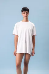 Remerón beige de corte recto y mangas cortas con terminación en color ladrillo.