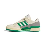 Championes Adidas Forum Low color crema con detalles en verde y gris. Presentan las tres tiras características de Adidas en color verde y el logo en el lateral.