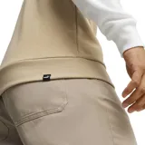 Buzo negro de cuello redondo con ribete blanco, logo de Puma bordado en el pecho y corte atlético.