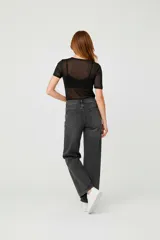 Top negro de manga corta, transparente, con cuello a la base y ajuste al cuerpo.