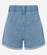 Short baggy de jeans celeste con efecto marmolado, cintura elástica con trabillas, cierre con botón y cremallera, bolsillos delanteros con solapa y bajo plegado.