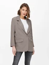 Blazer color visón de corte oversize, con solapas de muesca, cierre de un botón y bolsillos delanteros con solapa.