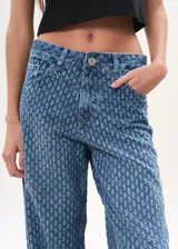 Pantalón de jean azul con textura en relieve, corte wide leg y tiro medio.