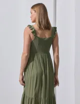 Vestido midi verde oliva de crepe con breteles fruncidos y detalle de crochet en la parte superior.