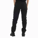 Pantalón de mujer color negro, de corte recto y tiro medio. Confeccionado en tejido elástico con tecnología Shield que repele el agua. Presenta bolsillos laterales y ajuste en los tobillos.