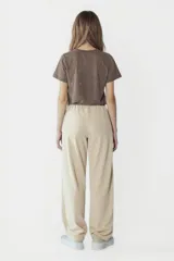 Pantalón negro de corte recto y tiro alto, con cintura elástica y cordón ajustable.