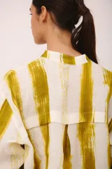 Camisa de lino italiano con estampado de flores, cuello mao y manga larga.