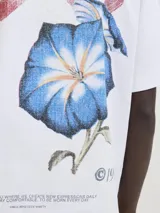 Camiseta blanca de manga corta y cuello redondo con calce holgado. Estampa pequeña en el pecho y estampa grande en la espalda con print de goma de tacto suave.