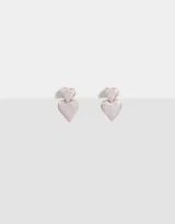 Aros colgantes cortos con corazones y textura, con cierre de tope a presión.