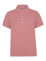 Remera tipo polo color rosado, de piqué con manga corta y cuello camisero, con bordado del logo de pato en el pecho. Confeccionada con materiales orgánicos.
