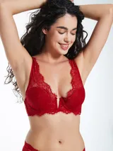 Conjunto de ropa interior negro de encaje, compuesto por un bralette con escote en V y una tanga con cintura de encaje.