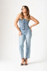 Top strapless de denim celeste con botones frontales y bolsillo superior.