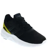 Championes Adidas Nebzed Cloudfoam Lifestyle Running, color negro con detalles en amarillo y las tres tiras características de la marca en los laterales. Suela blanca con tecnología Cloudfoam. Fabricados con materiales reciclados.