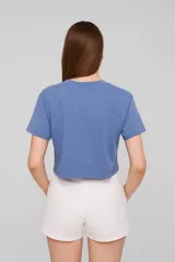 Remera cropped negra de algodón con estampado de un trozo de torta con cereza.