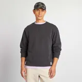 Sweater de punto fino gris oscuro, de corte clásico y cuello redondo.