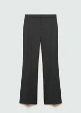 Pantalón de vestir gris oscuro, de corte flare y tiro alto, con bolsillos laterales y traseros de ribete.