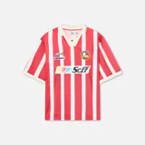Camiseta de estilo deportivo con rayas verticales rojas y blancas, confeccionada en poliéster, con logotipo en el frente.