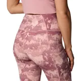 Calza larga deportiva con estampado abstracto en tonos rosados y morados. Confeccionada en tejido hidroabsorbente con corte de tiro alto y bolsillo lateral en la pierna.