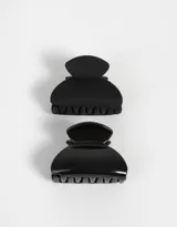 Set de dos broches para el pelo color negro, uno brillante y otro mate.