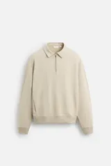 Sudadera negra de algodón con cuello polo y cierre de cremallera.