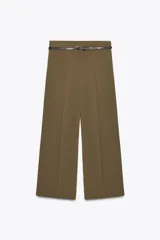 Pantalón culotte color verde oliva, de tiro medio y pierna ancha. Incluye cinturón ajustable con hebilla metálica y cierre lateral con cremallera oculta.