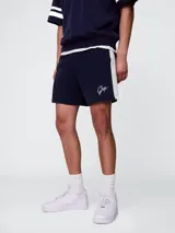 Short deportivo de hombre color azul marino, con cintura elástica con cordón ajustable, bolsillos laterales y logo Gap bordado en blanco en la pierna izquierda.