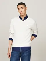 Sweater Tommy Hilfiger color blanco hueso, de algodón y poliéster, con cuello en V y logo bordado en el pecho.