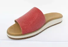 Sandalia blanca con capellada de cuero y suela de plataforma color caramelo.