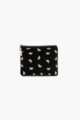Sobre negro de terciopelo con cierre de cremallera y borla decorativa. Estampado con abejas bordadas en color plateado.