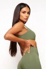 Top deportivo gris con escote cuadrado, breteles anchos y calce ajustado. Incluye forro interno y apertura para almohadilla removible.