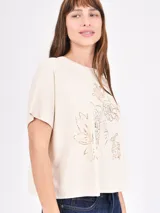 Remera blanca de corte recto con estampado de flores rojas y texto azul "PROFUMO DI FIORI".