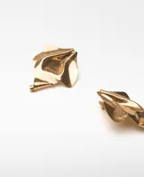 Par de aros grandes dorados con forma abstracta y cierre de broche.