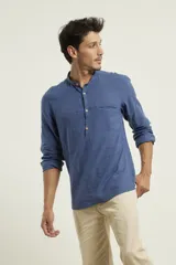 Camisa amarilla de lino con cuello mao y manga larga.