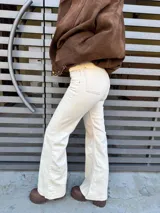 Pantalón de jean color crema, de corte oxford y tiro alto.
