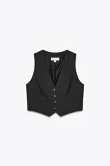 Chaleco negro con escote en pico, sin mangas y cierre frontal con botones.