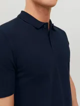 Chomba de piqué azul marino de manga corta con cuello clásico y tapeta de dos botones.