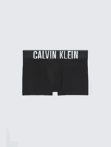 Pack de tres bóxers negros Calvin Klein de corte ajustado, con cintura elástica plateada con el logo de la marca en blanco.