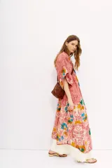 Kimono largo de viscosa color rosado con estampado floral en tonos celeste, amarillo y verde.