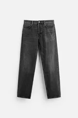 Pantalón de jean gris oscuro, de corte recto y cinco bolsillos.