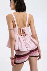 Short tejido a crochet con rayas horizontales en tonos rosa, marrón y beige.