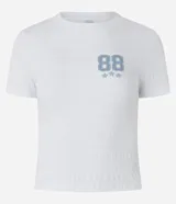 Remera blanca de algodón con cuello redondo, manga corta y estampa lettering college en el frente.