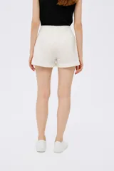 Short blanco de viscosa con bordado tipo broderie, de calce alto y holgado.