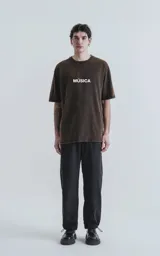 Remera negra de algodón con cuello redondo y calce oversize. Estampado en el frente con motivos musicales y la palabra "Música" en blanco.