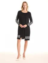 Vestido negro de manga larga con cuello redondo y diseño de cárdigan abierto superpuesto. Presenta un patrón geométrico blanco en las mangas y en el dobladillo.